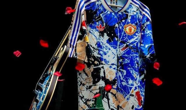 开云体育-曼联发布与石玫瑰乐队联名球衣，设计源自足球看台文化