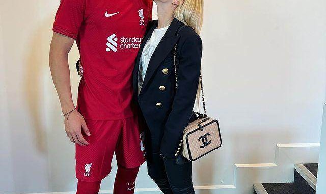 开云体育-达尔文女友31岁 为他生子 跟巴萨后卫结婚生过女